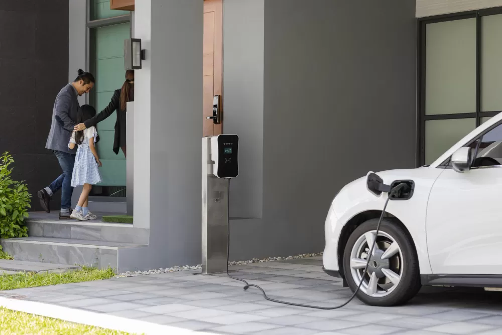 Nabíjení elektromobilu z fotovoltaiky: Úspory a výhody